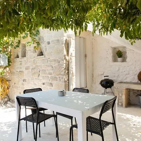 Schefflera Apt, Cretan Traditional House *